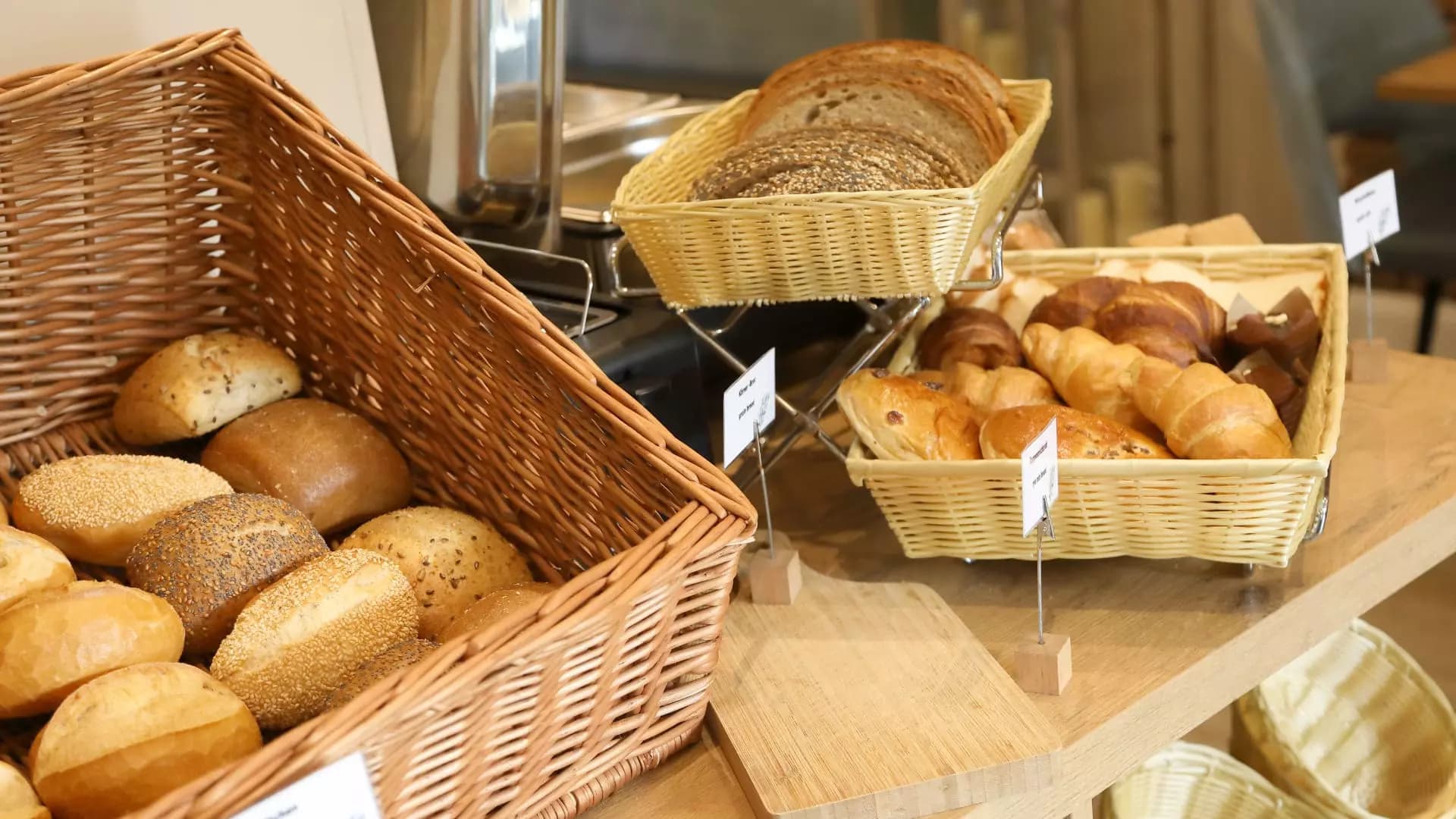 Frühstücksbuffet mit frischen regionalen Produkten, Käse, Aufschnitt und hausgemachten Kuchen
