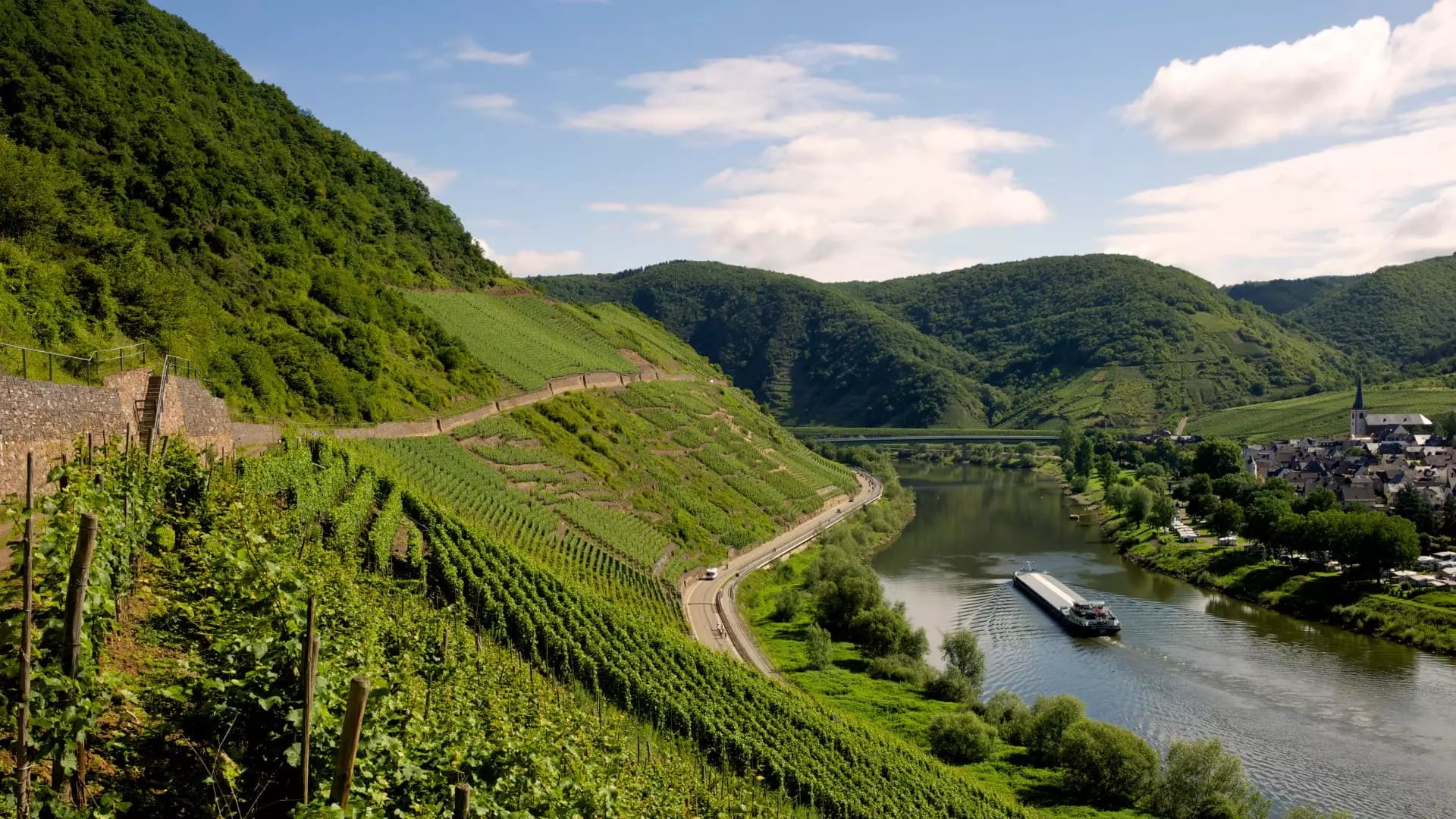 Laacher See mit kristallklarem Wasser umgeben von Vulkaneifel Landschaft und Wanderwegen