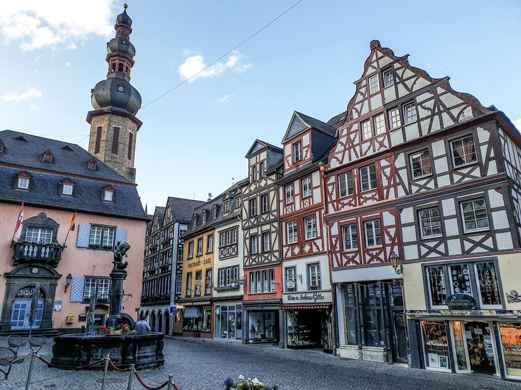 Fachwerkhäuser und Gassen der Cochemer Altstadt an der Mosel