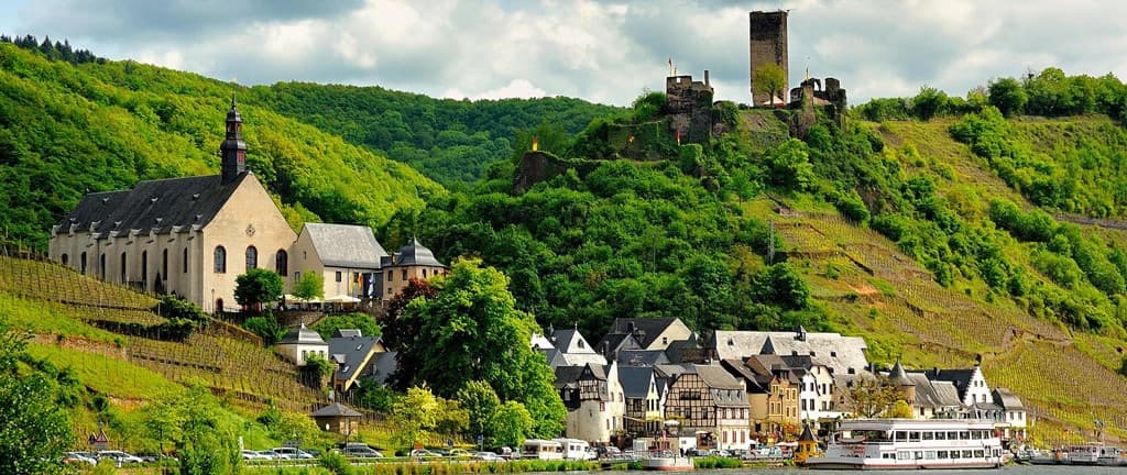 Weinberge und Wanderwege entlang der Mosel bei Beilstein